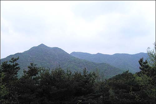 갑하산 정상에서 바라본 도덕봉(535m). 